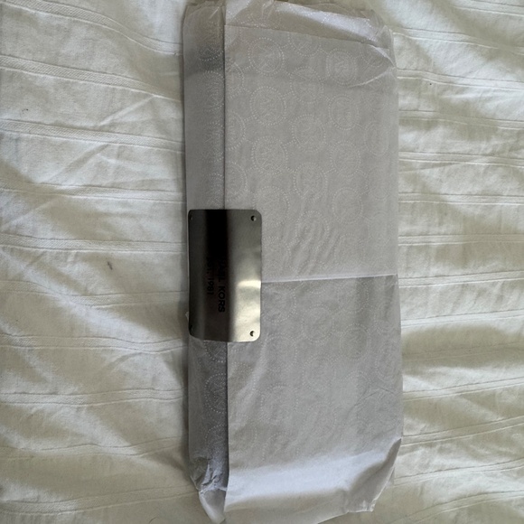 New Black Michael Kors Writlet Wallet - Picture 2 of 6